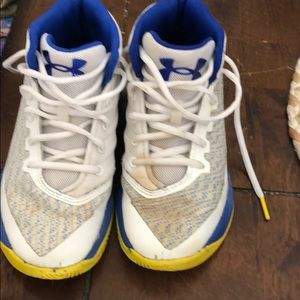 SC under armour size 1 boys tennis shoes